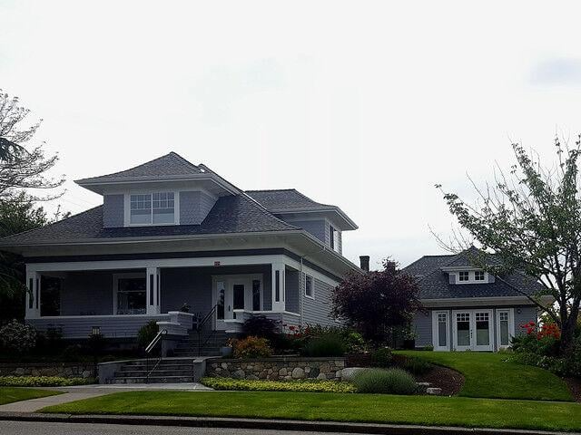 A single-family house with an accessory dwelling unit next to it